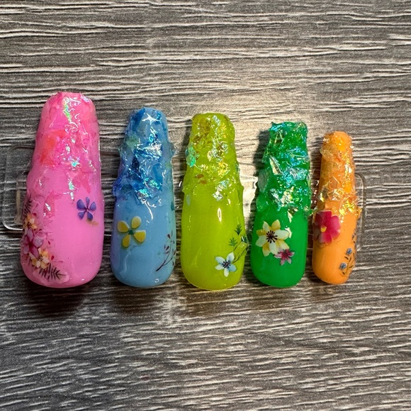 Custom hand painted nails - Picture 4 of 9